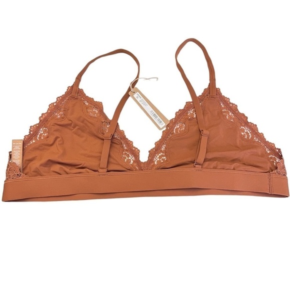 SKIMS Fits Everybody Lace Triangle Bralette Bronze
Style BR-TRI-2682 NWT 4X - Picture 4 of 6